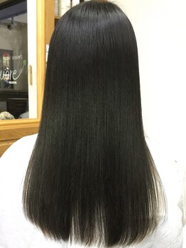 ヘアルーム クオーレ(hair room Cuore)の写真/ダメージで縮毛矯正が難しい方や今まで断られてしまった方もお任せ♪真っ直ぐ過ぎないなめらかな仕上がり☆