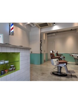 【東中野徒歩5分/落合徒歩4分】フェードやパーマで大人な男をあげるスタイルを提供［東中野/落合/理容室］