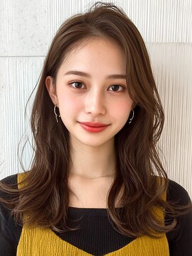 ロティー(loty) レイヤーカット センターパート オリーブグレー 透明感 20代30代