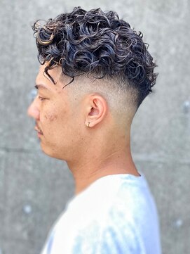 フランクスバーバーリベラルド 横浜(FRANK'S BARBER LIBERALD) フェザーパーマサーフカール刈り上げセンターパート