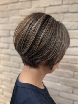 地肌に優しい″低刺激施術″白髪ぼかしハイライトも好評◎最新技術★髪質改善メテオカラーで上品な艶髪へ