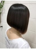 手入れも楽な前下がりボブ