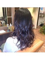 プリュム(Plume)&nbsp;20代30代40代大人可愛い愛されなみなみパーマロング黒髪（暗髪）