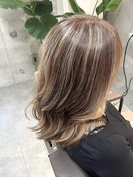 プラスシー(+C) 白髪染めを使わずケアブリーチでハイライトデザイン