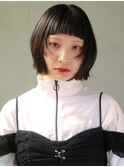 顔まわりレイヤー×ツヤ感ダークカラーのコンパクトボブ