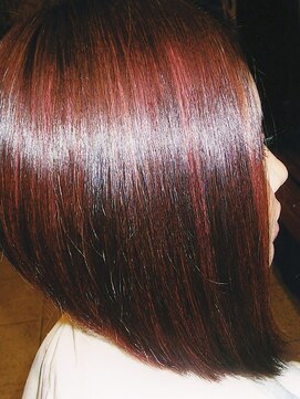 サロン ド アイ ソレイユ(Salon de i Soleil) 極端な前下がりボブにカットして、レッドヴァイオレットのカラー