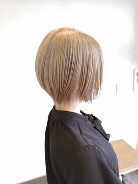 個室型美容室 グリーン(green) 前下りショートボブ◎ホワイトベージュ
