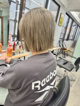 ヒビヲ(HIBIO) ショートボブ タッセルボブ ミルクティーベージュ ケアブリーチ