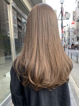 ロリ(Loli)の写真/グレイカラーに定評あり！白髪ぼかしからハイライトまで、幅広いデザインで大人女性の魅力を引き出します♪