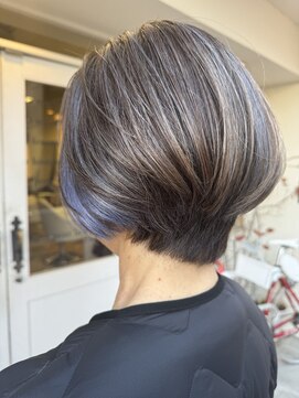 アウリンコ(aurinco) インナーカラーで遊びのあるグレイヘア