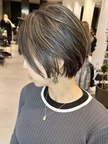 ステア ケース(stair case)&nbsp;大人黒髪ハイライト白髪ぼかし耳かけ丸みショートボブ