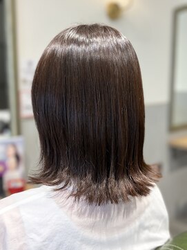 アンジー(Angee) すきすぎてまとまらない髪を少しずつ整えます