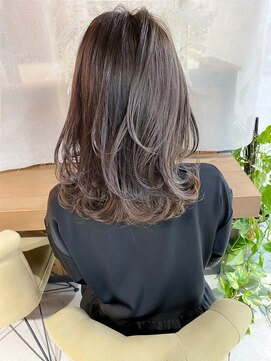 インビテーション(invitation) 切りっぱなしロブレイヤーボブくびれミディ外はねボブ20代30代