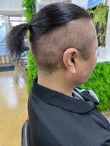 ジジック(ZIZIQU)&nbsp;現代風ちょんまげ、まだ伸ばし中