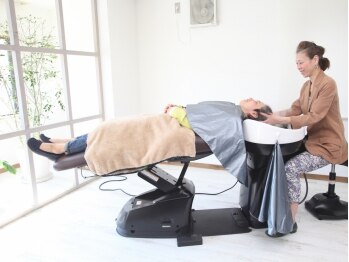 ヘアーサロン コルク(hair salon Kurk)の写真/フルフラットのシャンプー台で首に負担もかからず思わず寝てしまう程…。静かな空間で本当の贅沢と癒しを♪