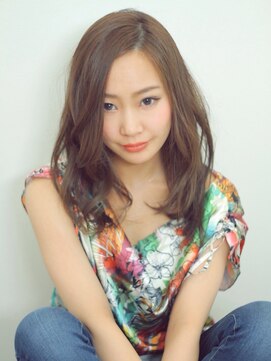 シエラヘアー(Sea Erra) さりげに甘さを加えたつや感のあるロングウェーブ