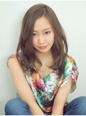 さりげに甘さを加えたつや感のあるロングウェーブ