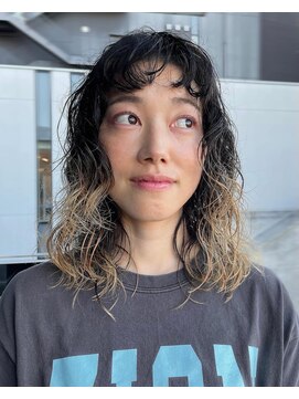 ナループロアオハナ(Nalu pu loa ohana) くせ毛を生かすカットウェーブヘア