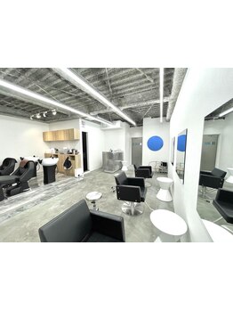 ステンレス×コンクリートでシンプル&スタイリッシュな雰囲気。洗練された空間で、TOPクラスの技術を。