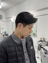 ウェルネス(Wellness)&nbsp;センターパートナチュラル刈り上げメンズスタイル