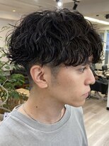 マグ カーネ バイ フィフス(Mag KANE by fifth) 波巻きスパイラルパーマメンズマッシュセンターパート刈り上げ
