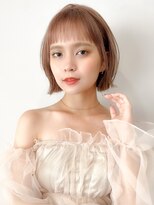 イメチェンヘアスタイルホワイトブロンド外はねボブワイドバング