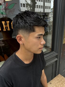 フォーコーナーズ(Four Corners) テーパーフェード/スキンフェード/バーバー/刈り上げ