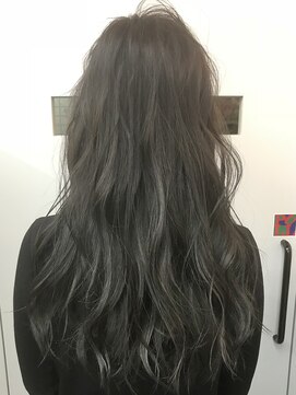 キューズ クラブ(cuz KLUB) 【cuzKLUB】グラデーションハイライト　アッシュグレイ×ロング