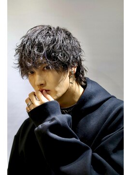 アストラ(ASTRA) ブラックウルフ 襟足 マッシュウルフ インナーカラー カット