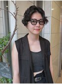 刈り上げセンターパートハンサムショートパーマ