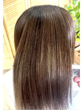 ミニマル(MINIMAL) 極上ツヤ髪ストレート+カット+ブリーチ、ハイダメージ毛