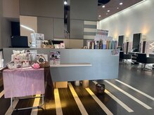 ヘアー プロデュース アロマ(HAIR PRODUCE aroma)の雰囲気(天井が高く、開放感ある広い店内は居心地◎【高松/髪質改善】)