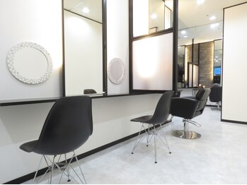 ココモ 川越店(COCOMO)の写真/髪質改善に力を入れたカラー専門店☆セルフコーナーの機材も豊富で、気になっていたものを試せる機会にも◎