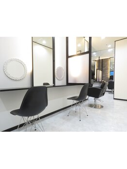 髪質改善に力を入れたカラー専門店☆セルフコーナーの機材も豊富で、気になっていたものを試せる機会にも◎