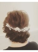 ルーズなアップスタイルで大人の上品さ◎