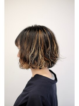 バングス(bangs) 表面にしっかりと散らしたハイライトカラー。