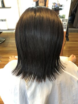 EM美容室 10代～60代 自然なうる艶縮毛矯正・外ハネスタイル