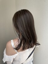 筋感のある細めハイライト外国人風オフィスで浮かないハイライト