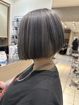 トムキャット(TOM CAT) ハイライト ケアブリーチ グレージュ ボブ