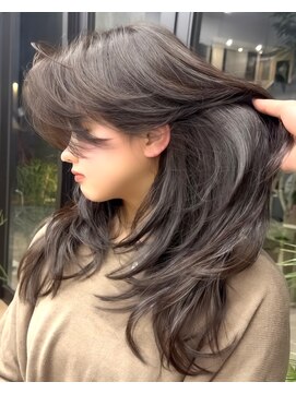 海外ガールレイヤーカット/バタフライカット/グレーアッシュ