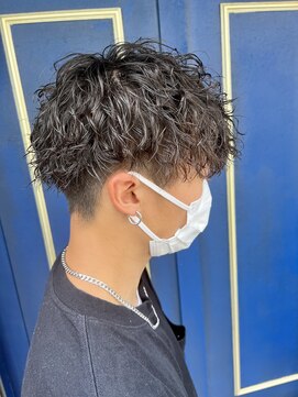エレナ(elena) ツイストスパイラルパーマコンマヘアセンターパート束感