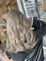 ラグーン(LAGOON)&nbsp;ブリーチ/ミルクティー/ベージュ/ロング/巻き髪/前髪カット