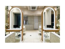 【こだわりの店内】鏡はテレビ内蔵(Amazonプライム視聴可能)