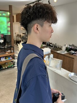 ウィム(wim) 『波巻きスパイラルパーマ』前下がりマッシュ/刈り上げヘア