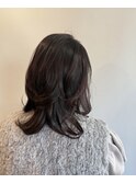 くせ毛を活かすミディアムレイヤー