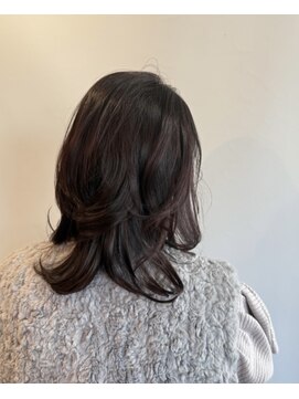 くせ毛を活かすミディアムレイヤー　