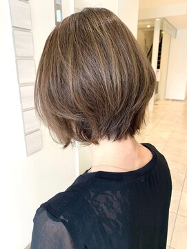 ケーツーナゴヤ(K two NAGOYA) 大人かわいい、動きのある束感ボブショート。