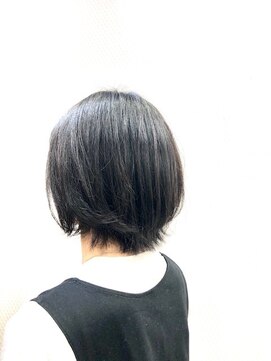クオリス 上福岡店(QUALIS) 襟足外ハネ/小顔くびれミディアム/艶カラー/30代40代50代/黒髪