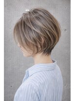 ロハスバイケンジ(LOHAS by KENJE)&nbsp;白髪ぼかしハイライトで作る立体感ショート
