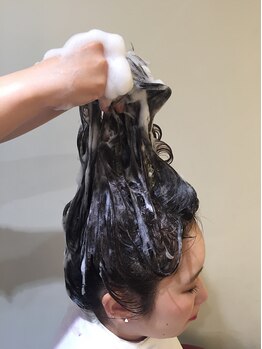 ヘアーブランシュ(HAIR BRANCHE)の写真/綺麗な髪は清潔な頭皮から☆リラクゼーション効果の高い中国式マッサージシャンプーで心地よい上質ケアを◎